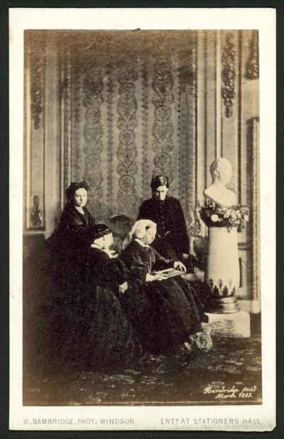 Regina Vittoria e membri della sua famiglia da English Photographer