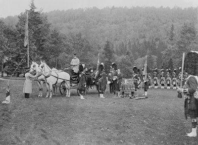 La Regina Vittoria presenta i colori ai Cameron Highlanders, 1873 da English Photographer