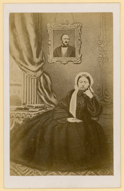 Regina Vittoria, quando era vedova, con un ritratto del Principe Consorte dietro di lei (foto b/n) da English Photographer
