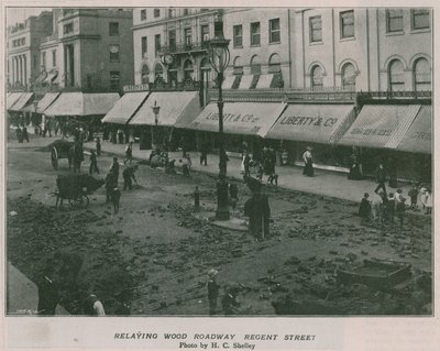 Riposizionamento della strada in legno, Regent Street da English Photographer