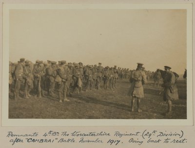 Resti del 4° Bn. Il Reggimento del Worcestershire (29ª Divisione) dopo la battaglia di CAMBRAI, novembre 1917, tornando a riposare da English Photographer