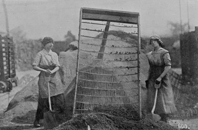Setacciamento delle ceneri, fotografie del Ministero della Guerra, 1916 da English Photographer