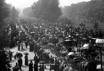 Rotten Row a Hyde Park, Londra, c.1890 da English Photographer