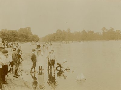 Round Pond, Kensington Gardens, Londra da English Photographer