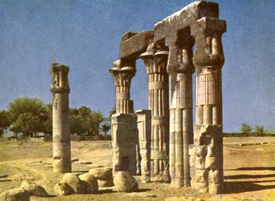 Tempio in rovina a Medamut, Egitto da English Photographer