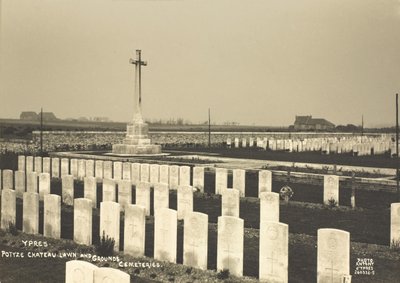Cimitero di Saint-Charles de Potyze, Ypres da English Photographer
