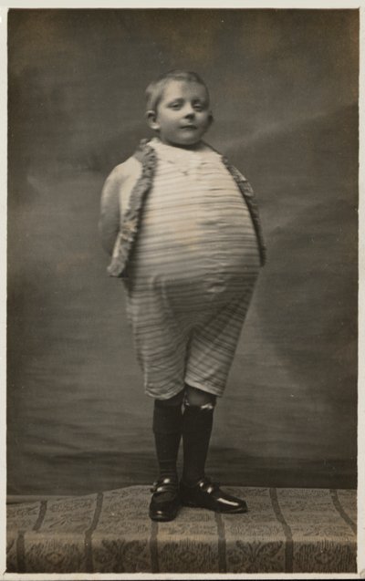 Scolaro, vestito per avere una pancia molto grande da English Photographer