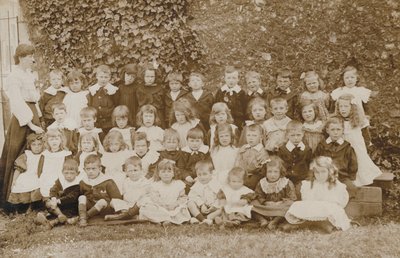 Bambini a scuola, Norfolk, inizio XX secolo (foto in b/n) da English Photographer