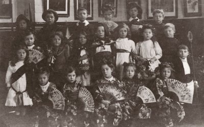 Bambini a scuola, Norfolk, inizio XX secolo (foto in b/n) da English Photographer