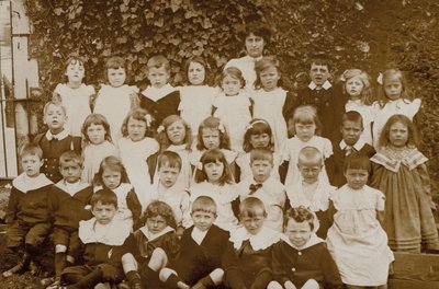 Bambini a scuola, Norfolk, inizio XX secolo da English Photographer