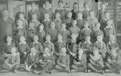 Gruppo scolastico, scuola sconosciuta, 1895 da English Photographer