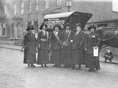 Le suffragette scozzesi arrivano a Londra per consegnare la petizione da English Photographer