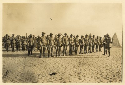 Mostra una parte della mia compagnia in parata a Shusha - Deserto Libico 6:30am, settembre 1916 da English Photographer
