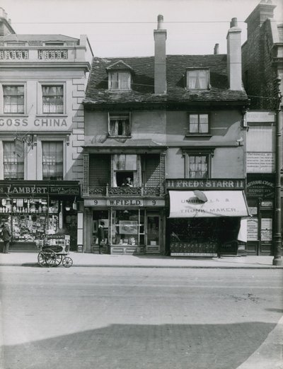 Facciate dei negozi in Putney High Street da English Photographer