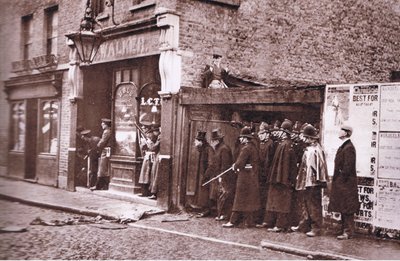 Assedio di Sidney Street, Londra da English Photographer