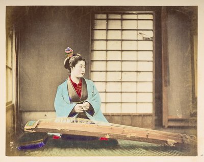Ragazze cantanti [Giappone], ritratto in studio di una donna giapponese, seduta con uno strumento a corde (una sorta di cetra) appoggiato sul pavimento davanti a lei da English Photographer