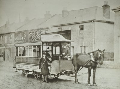 Carrozza a cavallo singolo della Croydon Tramways Company al capolinea di Red Deer, 1885 da English Photographer