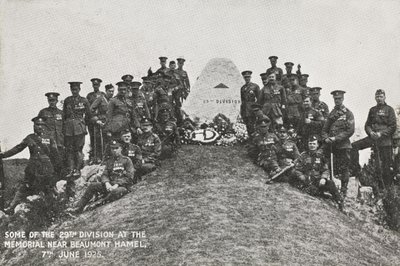 Alcuni della 29ª Divisione al memoriale vicino a Beaumont Hamel, 7 giugno 1925 da English Photographer