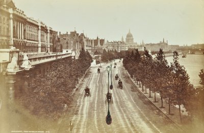 Somerset House, Victoria Embankment: vista nord da Waterloo Bridge, 1895 da English Photographer