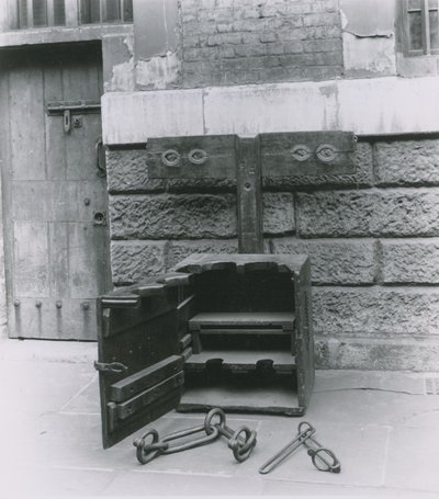 Ceppi e manette in mostra nella prigione di Newgate da English Photographer