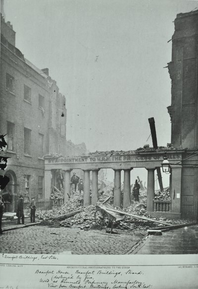 Strand: Beaufort Buildings, danni da incendio, 1890 da English Photographer