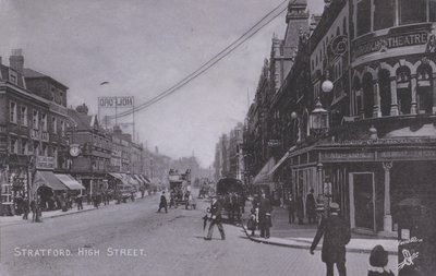 Stratford, High Street, con il Borough Theatre da English Photographer