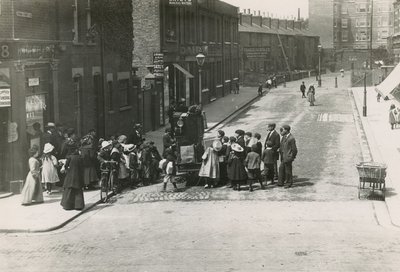 Spettacolo di intrattenitori di strada su Weimar Street, vicino a High Street, Putney da English Photographer