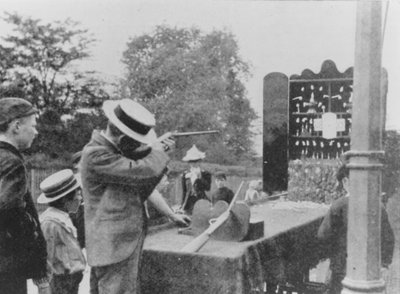 Poligono di tiro in strada nel 1902 da English Photographer