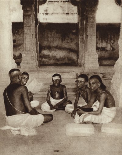 Studenti che frequentano una scuola del tempio a Ramesworam, Madras, India (foto in bianco e nero) da English Photographer