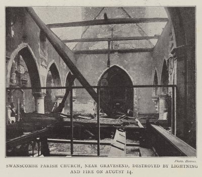La chiesa parrocchiale di Swanscombe, vicino a Gravesend, distrutta da fulmini e incendi il 14 agosto da English Photographer