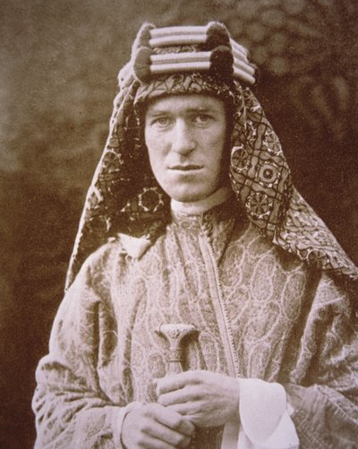 T.E. Lawrence in costume arabo durante la Prima Guerra Mondiale, c.1914-18 da English Photographer