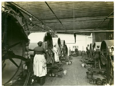 Stampa di arazzi, fabbrica Hughes n. 2, 1923 da English Photographer