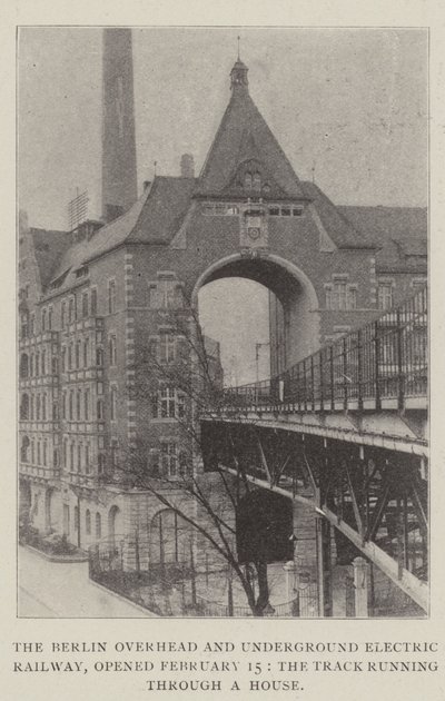 La ferrovia elettrica sopraelevata e sotterranea di Berlino, aperta il 15 febbraio, il binario che attraversa una casa da English Photographer