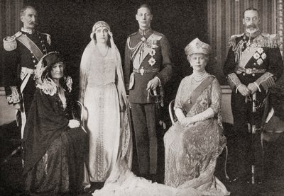 La famiglia reale britannica al matrimonio del Duca e della Duchessa di York, 1923, da La storia di venticinque anni, pubblicato nel 1935 da English Photographer