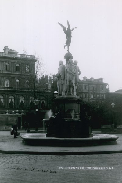 The Brown Fountain, Park Lane, Londra da English Photographer