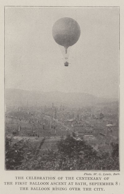 La celebrazione del centenario della prima ascensione in mongolfiera a Bath, 8 settembre, la mongolfiera che si alza sopra la città da English Photographer