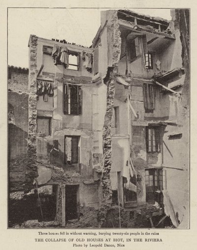 Il crollo delle vecchie case a Biot, nella Riviera da English Photographer