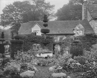 Il cottage vicino a Haddon Hall (foto in b/n) da English Photographer