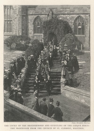 Il tribunale della fratellanza e del Guestling dei Cinque Porti, la processione dalla chiesa di San Clemente, Hastings da English Photographer