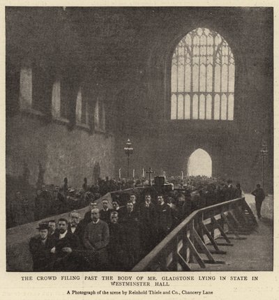 La folla che passa davanti al corpo di Mr Gladstone in stato a Westminster Hall da English Photographer