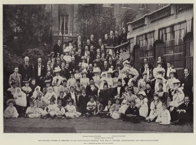 La Duchessa Vedova di Abercorn, nel suo Ottantaduesimo Compleanno con i suoi 101 Figli, Nipoti e Pronipoti da English Photographer