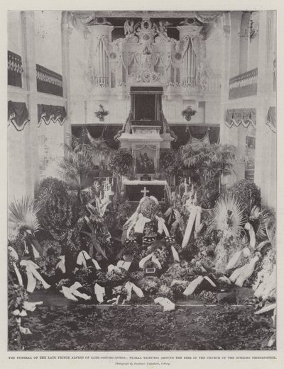 Il funerale del defunto Principe Alfredo di Sassonia-Coburgo-Gotha, tributi floreali intorno alla bara nella chiesa del Schloss Friedenstein da English Photographer