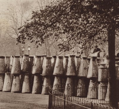 Lo sciopero generale del 1926, il deposito del latte a Hyde Park, Londra da English Photographer