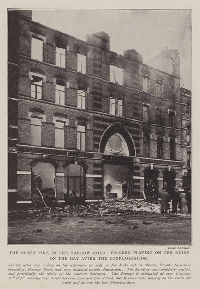 Il grande incendio in Harrow Road, i pompieri che lavorano sulle rovine il giorno dopo il rogo da English Photographer