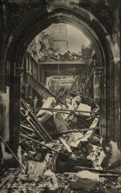 Le Case del Parlamento, Londra, che mostrano i danni delle bombe durante la Seconda Guerra Mondiale da English Photographer