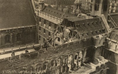 Le Case del Parlamento, Londra, che mostrano i danni delle bombe durante la Seconda Guerra Mondiale da English Photographer