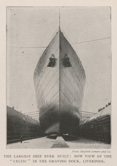 La nave più grande mai costruita, vista di prua del Celtic nel bacino di carenaggio, Liverpool da English Photographer
