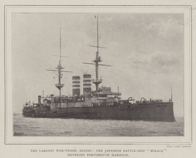 La più grande nave da guerra galleggiante, la nave da battaglia giapponese Mikasa che entra nel porto di Portsmouth da English Photographer
