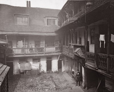 The Oxford Arms in Warwick Lane, 1875, da Historic London Buildings di Alfred e John Bool (f.1850-1900) e Henry Dixon (1820-92) da English Photographer