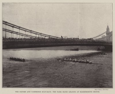 La gara di canottaggio Oxford e Cambridge, i Dark Blues in testa al ponte di Hammersmith da English Photographer